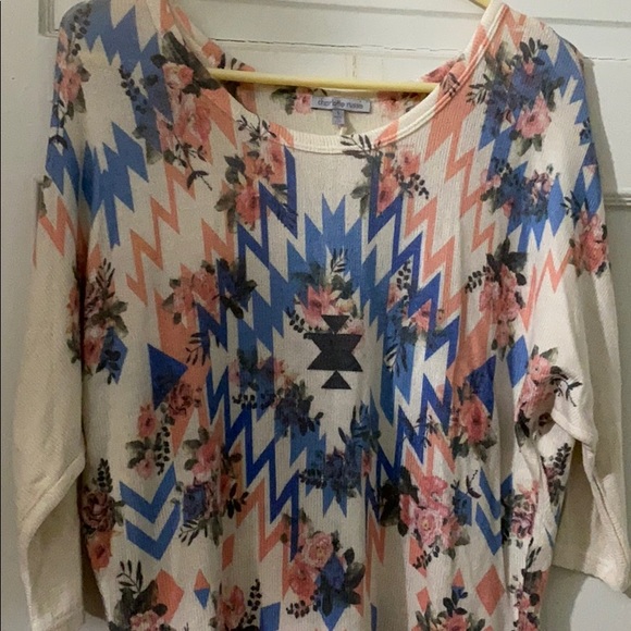 Loose Shirt - Picture 2 of 3